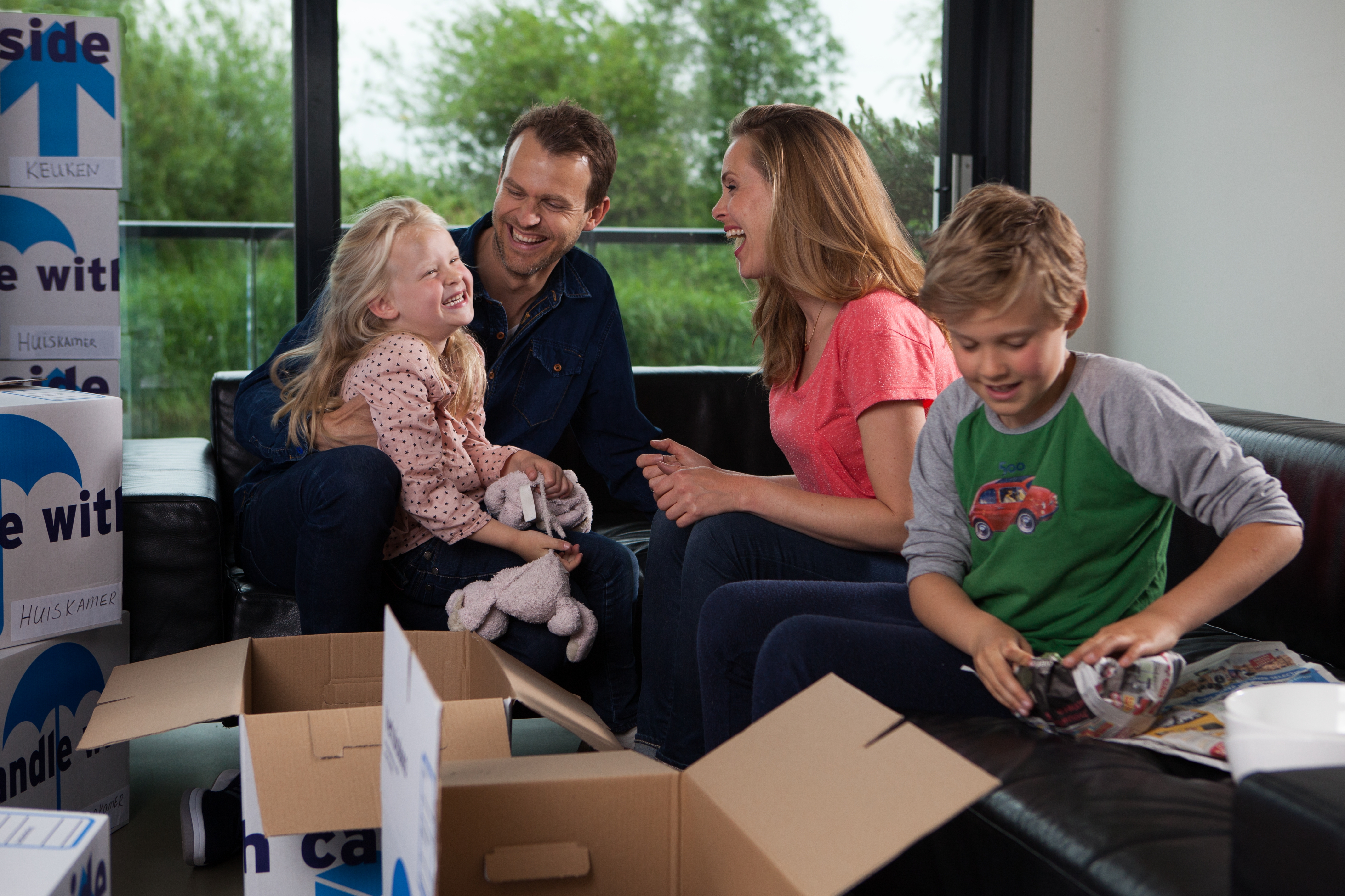 Familie tijdens verhuizen